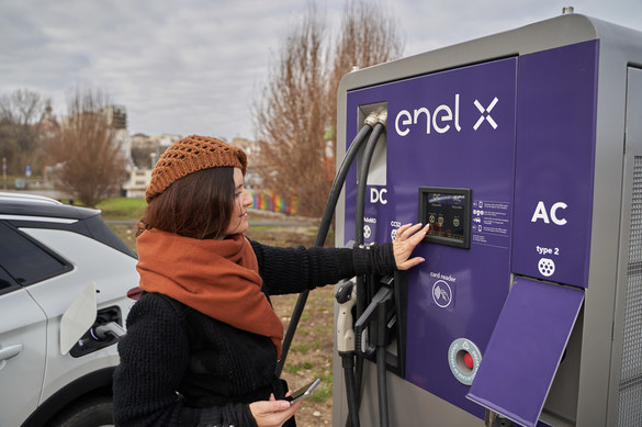 FOTO ENEL a pus în funcțiune 6 stații de încărcare a vehiculelor electrice în Constanța