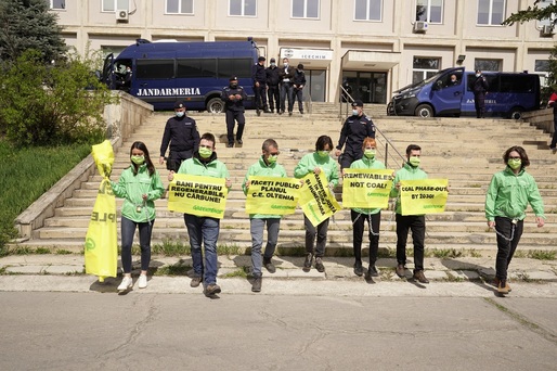 FOTO "Blocadă" Greenpeace la Ministerul Energiei. Jandarmii au intervenit