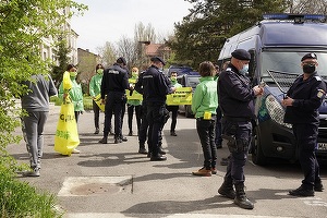 FOTO "Blocadă" Greenpeace la Ministerul Energiei. Jandarmii au intervenit