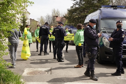 FOTO "Blocadă" Greenpeace la Ministerul Energiei. Jandarmii au intervenit