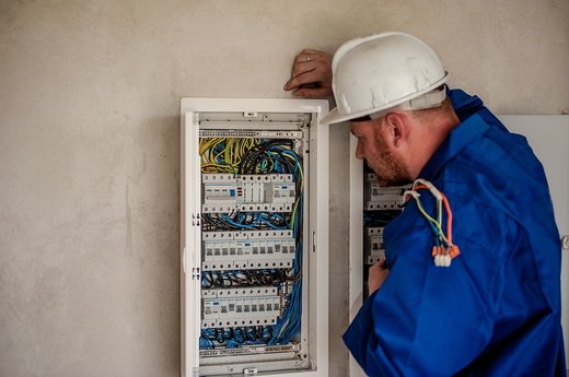 Sunt penalizat dacă nu trec pe piața concurențială de energie? Schimb și contorul odată cu contractul la electricitate? Răspunsuri la cel mai des întâlnite întrebări despre liberalizare 