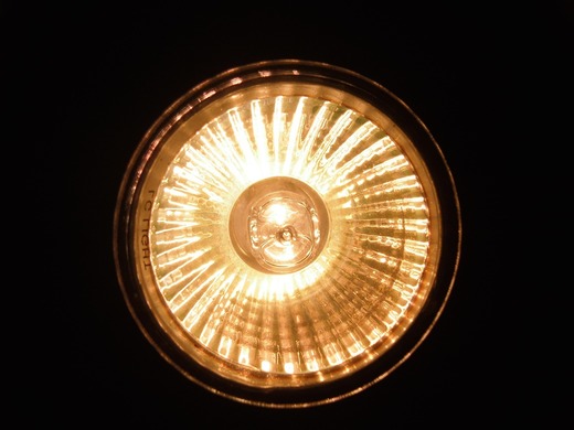 Marea Britanie interzice vânzarea becurilor cu halogen
