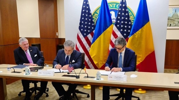 Ministrul român al Energiei, Virgil Popescu, fostul secretar american al Energiei, Dan Brouillette, și ex-ambasadorul SUA la București, Adrian Zuckerman, la parafarea proiectului de acord nuclear, Washington, octombrie 2020. Sursă foto: Facebook