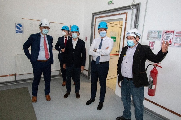 Ministrul Energiei, Virgil Popescu (stânga), în vizită la parcul eolian Crucea Nord, mai 2021. Sursă foto: Hidroelectrica