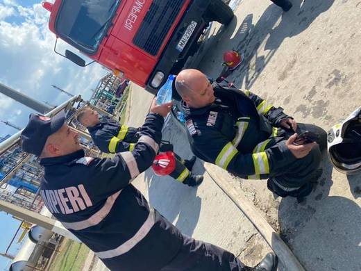 FOTO VIRAL Pompieri prăbușiți de efort la explozia de la Rafinăria Petromidia