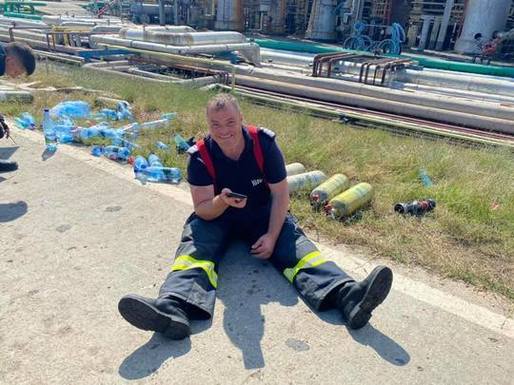 FOTO VIRAL Pompieri prăbușiți de efort la explozia de la Rafinăria Petromidia