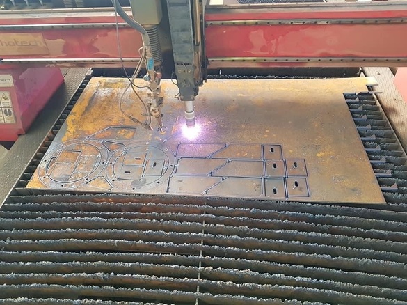 Instantaneu din procesul de fabricație al producătorului de confecții metalice Avaco-Ecopaka Group. Sursă foto: pagina de Facebook a companiei