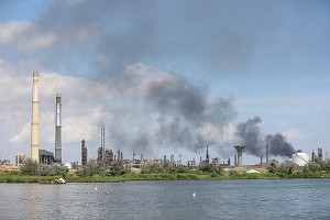 Rafinăria Petromidia, amendată de Garda de Mediu Constanța cu 100.000 de lei în urma incendiului din urmă cu o lună