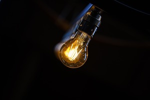 FOTO O femeie a primit factură de peste 16.000 de euro la curent electric. „Cât să consum cu niște becuri, un televizor și un boiler?”