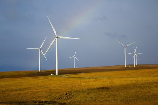 Vântul și apa furnizează cea mai mare parte a electricității din surse de energie regenerabilă