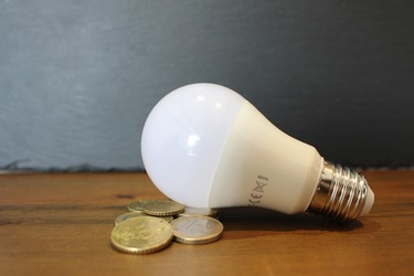 Consumatorii rămași fără furnizor vor fi facturați cu un preț de 4 ori mai mare decât cel plafonat pentru consumul din ianuarie. Persoanele fizice achită maximum 1 leu/KWh