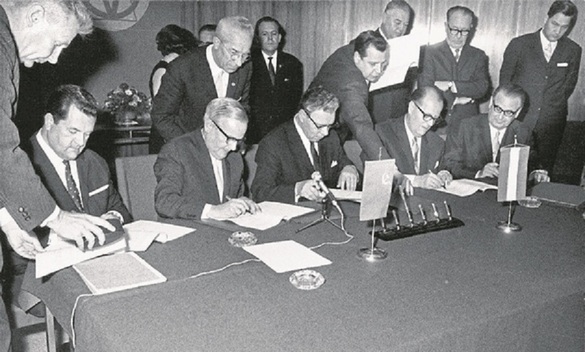 Imagine de la ceremonia de semnare a primului contract de import de gaze naturale dintre un cumpărător occidental, OMV, și URSS, 1968 (sursă foto: Gazprom)