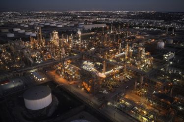 Scumpiri de 10 bani/l la carburanți peste weekend. Petrolul se apreciază accelerat
