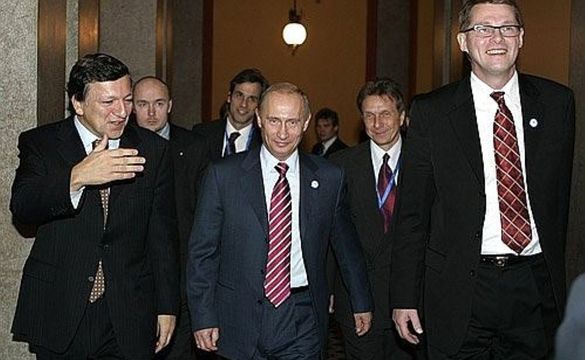 Noiembrie 2006, Summitul Rusia-Uniunea Europeană de la Helsinki. Vladimir Putin, încadrat de președintele Comisiei Europene Jose Manuel Barroso (stânga) și de premierul Finlandei, Matti Vanhanen. Sursă foto: http://en.kremlin.ru/