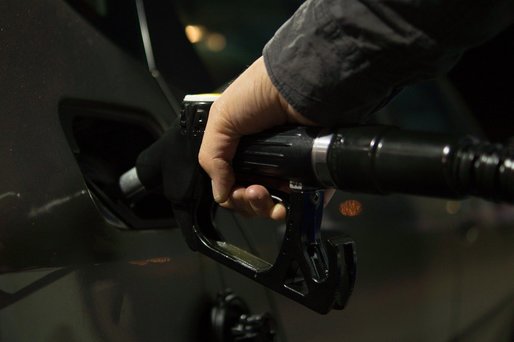 PNL va propune în ședința coaliției ca măsura compensării la carburanți să continue doar pentru motorină, nu și pentru benzină. PSD ar fi de acord 