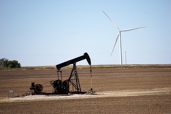 Petrolul crește pentru prima dată în 4 sesiuni, pe fondul scăderii stocurilor din SUA