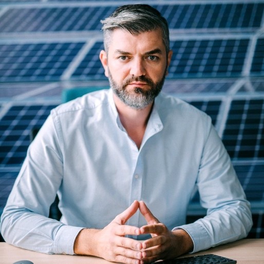 LONGi, cel mai mare producător de panouri solare din lume, va avea birou la București, recrutând director de la Enel X