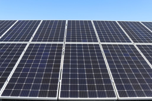 Toate parcările mari din Franța vor fi acoperite cu panouri solare