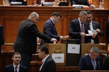 FOTO Cine e noul vicepreședinte al ANRE negociat de coaliție. Vine direct din fruntea Transelectrica și a fost 11 ani ofițer MApN, la o unitate indicată însă ca ținând de SIE