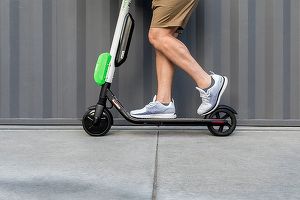 FOTO București: Stații de încărcat trotinete și biciclete electrice cu energie solară