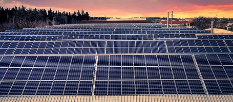 Statele Unite impun taxe de import unor producători mari de panouri solare, pentru că evită tarifele aplicate produselor din China