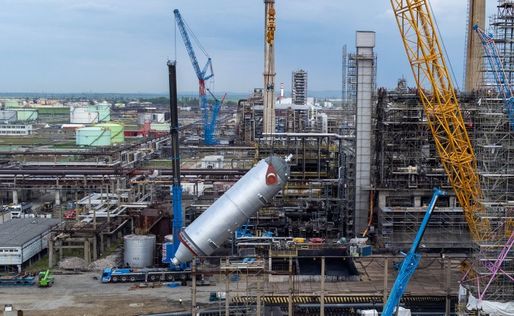 VIDEO OMV Petrom a finalizat înlocuirea camerelor de cocsare de la rafinăria Petrobrazi. Cum au fost transportați ″monștrii″ industriali pe șosea
