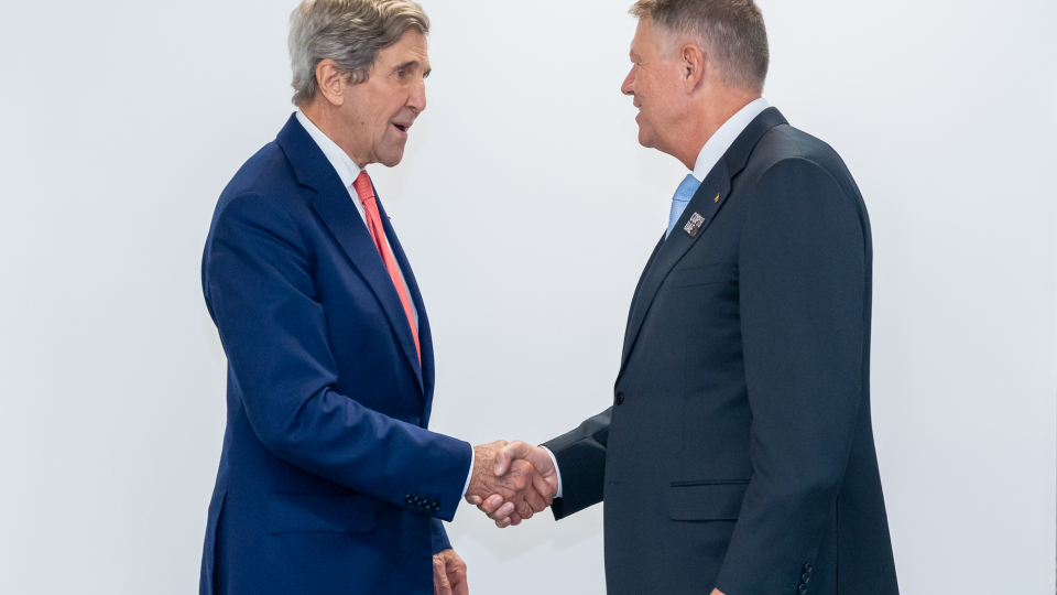 Iohannis la COP28, după întâlnirea cu John Kerry: România se alătură unei inițiative globale privind reducerea cu 30% a emisiilor de metan