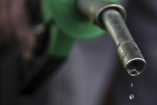 Carburanții se vor scumpi în 2 etape în 2024, în urma deciziei Guvernului de a renunța la scutirea actualizării accizelor cu rata inflației la benzină și motorină