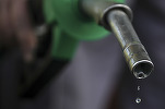 TABEL Ieftinire a carburanților, deși cotațiile țițeiului se află la un nivel record al ultimelor 3 luni. Motorina, doar cu 30 bani mai scumpă decât benzina
