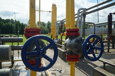 DOCUMENT Guvernul vrea să finanțeze rețele de gaze din Fondul de Mediu. Peste 800 milioane lei din certificate CO2. Justificare: Mai puține emisii din lemn ars în sobe
