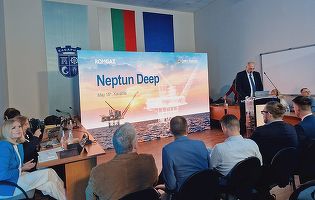 FOTO Bulgaria și-a reconfirmat OK-ul de mediu pentru cea mai mare exploatare românească de gaze din Marea Neagră. Protest în sală, la dezbaterea de pe litoralul vecin