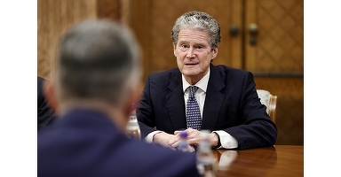 FOTO Pe fond de litigii, premierul Ciolacu s-a văzut cu șefii gigantului american Carlyle, care controlează principalul producător al celor mai noi gaze din Marea Neagră. Problemele din domeniu, la Maratonul Energiei