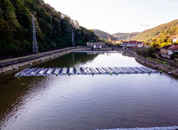 FOTO A fost instalat primul sistem de energie fotovoltaic plutitor la scară largă din România