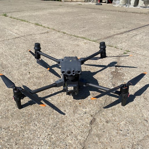 VIDEO Delgaz Grid verifică liniile electrice cu drone dotate cu camere foto și termoviziune. 11 piloți efectuează zboruri de teste în județele Neamț și Iași