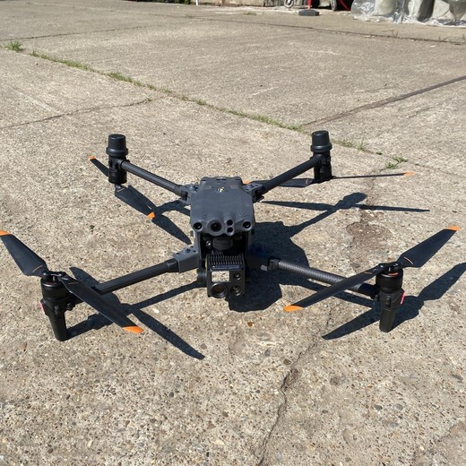 VIDEO Delgaz Grid verifică liniile electrice cu drone dotate cu camere foto și termoviziune. 11 piloți efectuează zboruri de teste în județele Neamț și Iași
