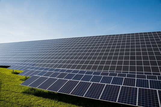 6 dezvoltatori români pregătesc un parc fotovoltaic de sute de MW în Brașov