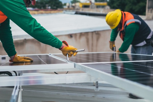 Capacitatea instalată a prosumatorilor a depășit-o pe cea a producătorilor solari dispecerizabili. Avertismentul ANRE