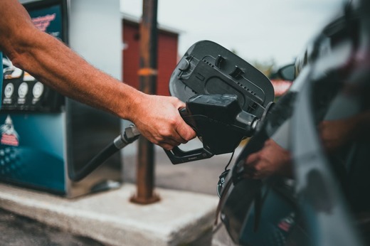 Majorarea accizei la carburanți se va vedea imediat la pompă 
