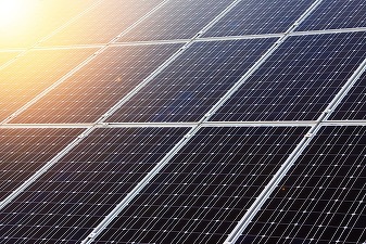 Cel mai mare parc fotovoltaic din România, inaugurat într-o comună din Brașov. Panourile se mișcă după soare. Investiție de 65,5 milioane de euro