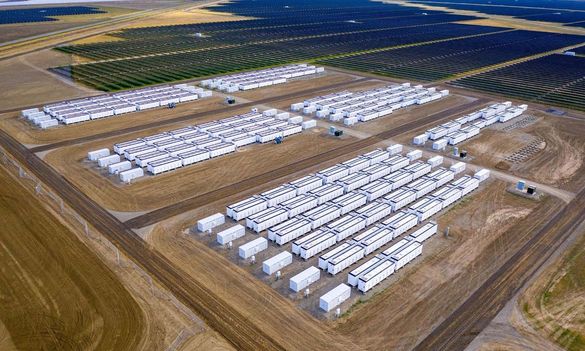 Parc fotovoltaic (390 MW) asociat cu instalație de stocare (140 MW/561 MWh) în Kings County, California, dezvoltat de Recurrent Energy și vândut ulterior către Goldman Sachs. Sursă foto: Recurrent Energy