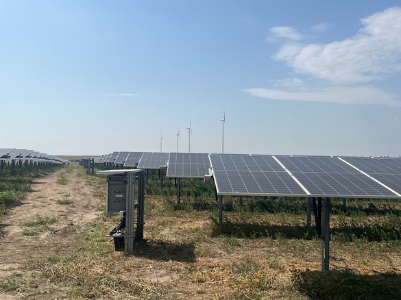 FOTO Engie a finalizat cea mai mare centrală hibridă, eolian-fotovoltaică, din România. Prima sa investiție greenfield locală în regenerabile din ultimii peste 10 ani