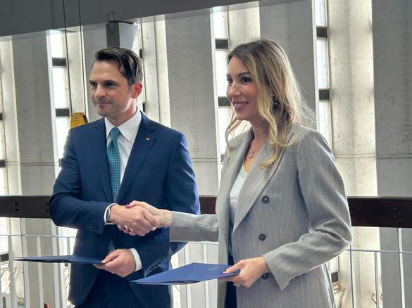Ministra Mineritului și Energiei din Guvernul Republicii Serbia, Dubravka Djedovic Handanovic, și ministrul român al Energiei, Sebastian Burduja, la semnarea memorandumului. Sursă foto: Ministerul Energiei din România