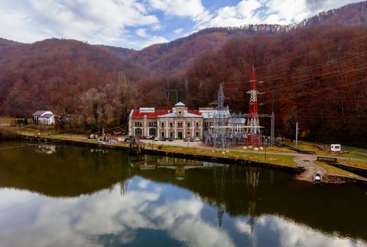 FOTO Tranzacția prin care PPC, care a preluat afacerile locale ale Enel, cumpără primul sistem de energie fotovoltaic plutitor la scară largă din România și cea mai mare rețea de prosumatori - pe masa Concurenței. Acord de 700 milioane euro