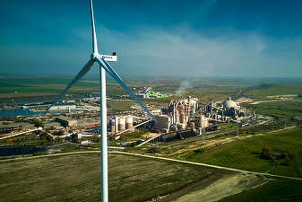 Romcim a finalizat construcția parcului eolian care alimentează direct fabrica de ciment din Medgidia. Proiectul, finanțat cu 30 de milioane de lei din PNRR