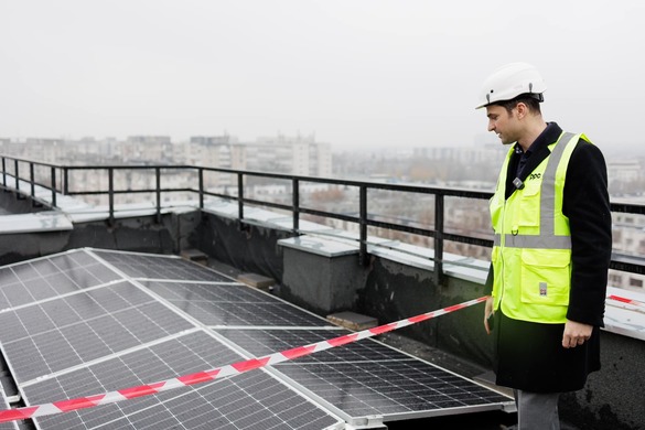 FOTO INEDIT - PPC, care a preluat afacerea Enel din România, pune panouri fotovoltaice pe un bloc dintr-un cartier bucureștean. Guvernul lansează programul „Urban Up” 