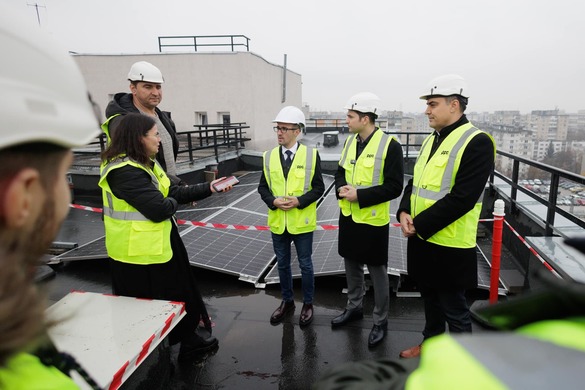 FOTO INEDIT - PPC, care a preluat afacerea Enel din România, pune panouri fotovoltaice pe un bloc dintr-un cartier bucureștean. Guvernul lansează programul „Urban Up” 