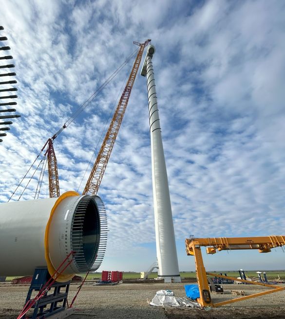 FOTO Danezii de la Eurowind Energy ridică în România cele mai mari turbine eoliene construite până acum