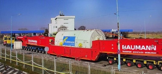 FOTO Noi transporturi agabaritice record pleacă spre Termocentrala Mintia. Va fi dus și un al doilea generator care vine din SUA