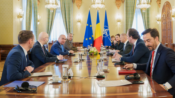 FOTO Ilie Bolojan s-a întâlnit cu o delegație a companiei OMV Petrom. Discuții privind stadiul implementării proiectului Neptun Deep și viitoarele proiecte de investiții ale companiei