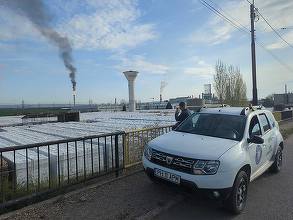 VIDEO Funcționarea a două rafinării din Prahova, afectată de o „cădere totală de tensiune în sistemul național de distribuție energie electrică”. Fum dens emanat de facla rafinăriei Petrotel Lukoil, în acest context